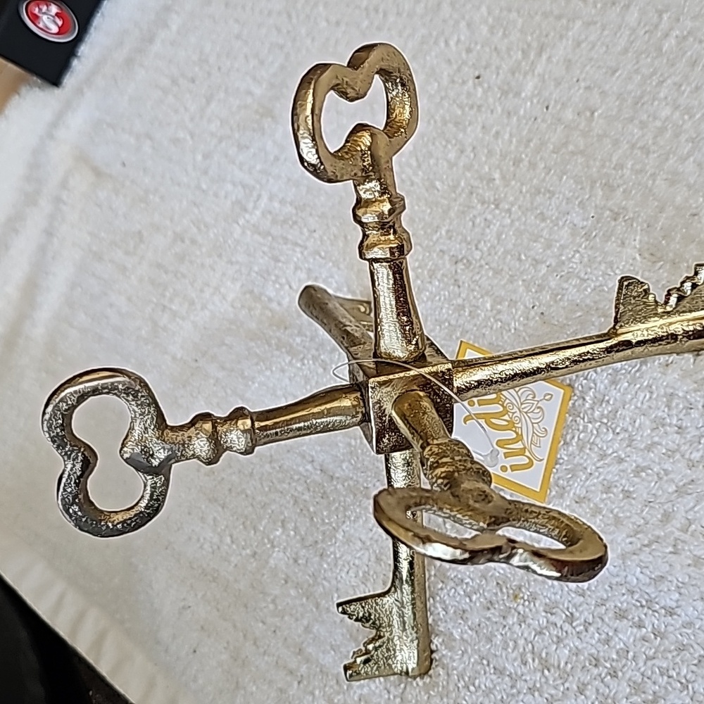 NWT 3 BRASS KEYS